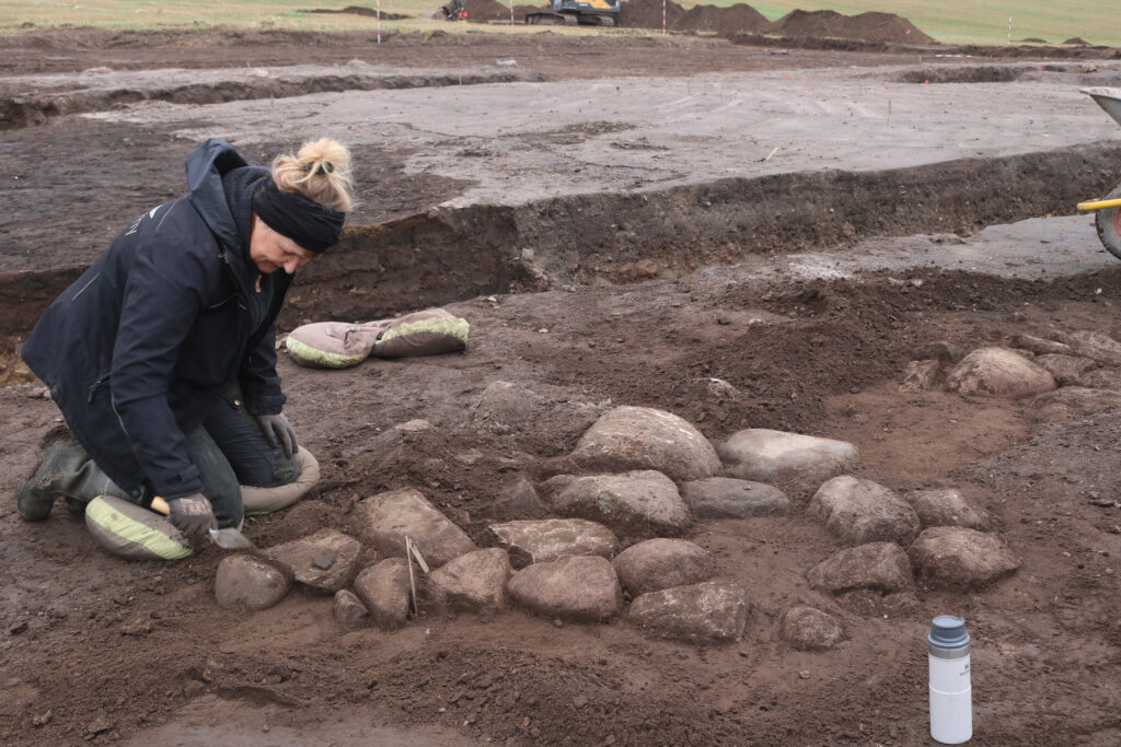 Stenlægning under udgravning